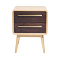 **Moderne nachtkast met twee lades en gouden handgrepen**.